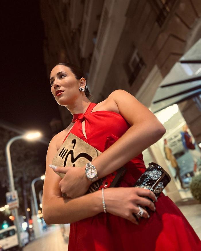 乐鱼体育官网 险胜引发热议！，穆古鲁扎在DWG比赛中比赛局势复杂全场沸腾不已